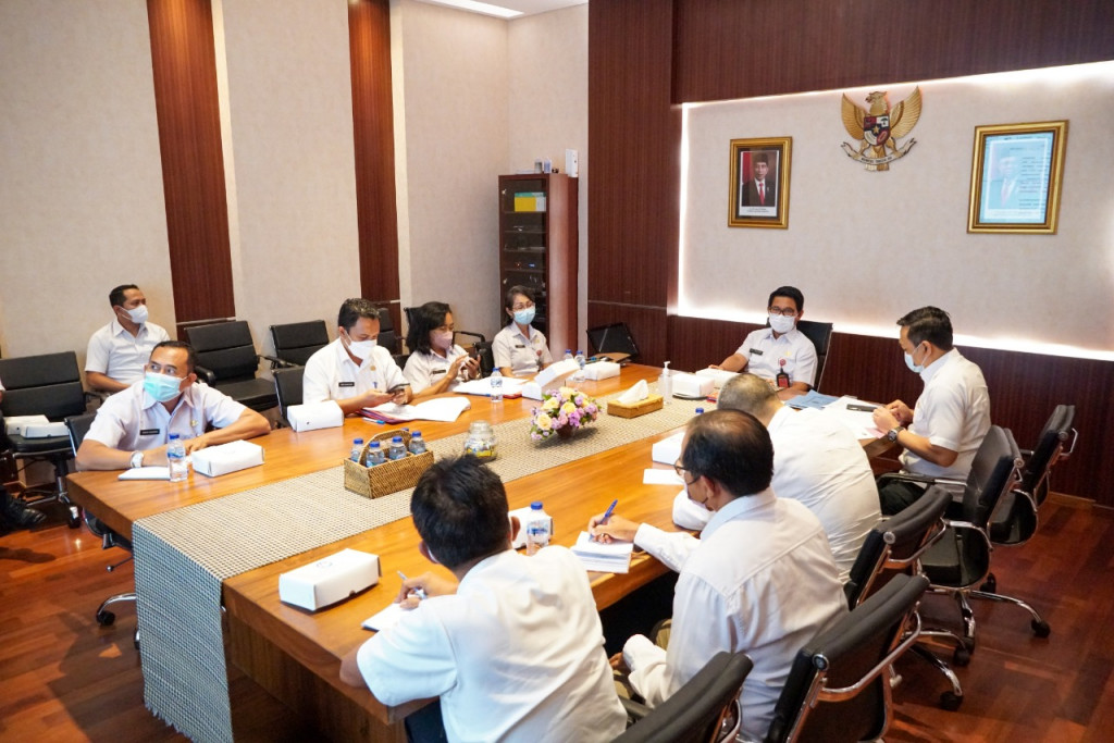 Sekda Adi Arnawa Pimpin Rapat Terkait APBDes TA. 2022